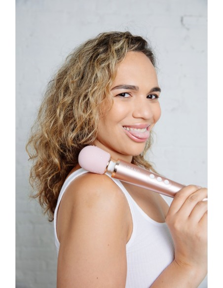 MASAJEADOR VIBRADOR RECARGABLE LE WAND PETITE - ORO ROSA