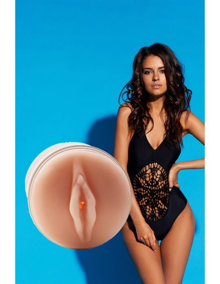 LA CHICA DE AL LADO BELLA