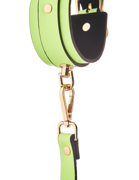 ESPOSAS RADIANTES QUE BRILLAN EN VERDE OSCURO