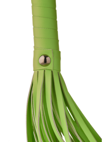 LÁTIGO RADIANTE QUE BRILLA EN EL VERDE OSCURO