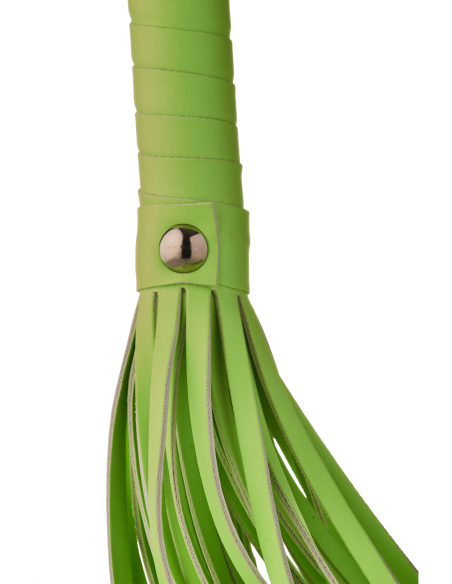 LÁTIGO RADIANTE QUE BRILLA EN EL VERDE OSCURO