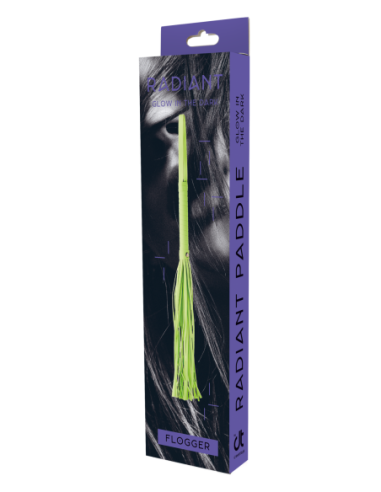 LÁTIGO RADIANTE QUE BRILLA EN EL VERDE OSCURO